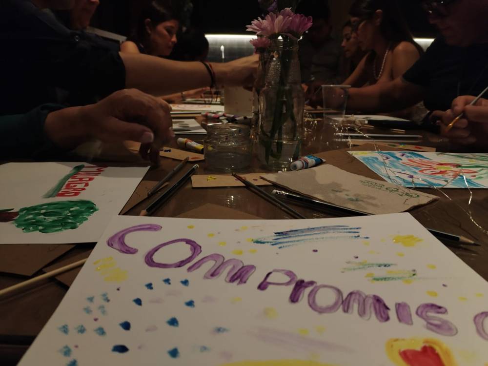Hojas pintadas a mano sobre una mesa de noche